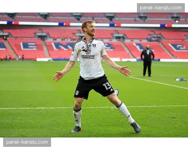 特写:柏林联老将打入赛季首球后,激动落泪 特写:柏林联老将打入赛季首球后,激动落泪