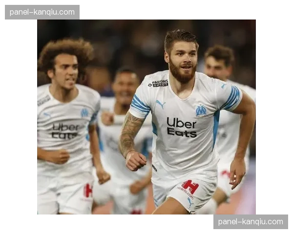 实时：马赛球员与朗斯球员在比赛中发生大规模冲突