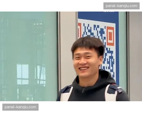 特写:赵睿命中关键三分后,对着辽宁主场观众做出“收声”手势